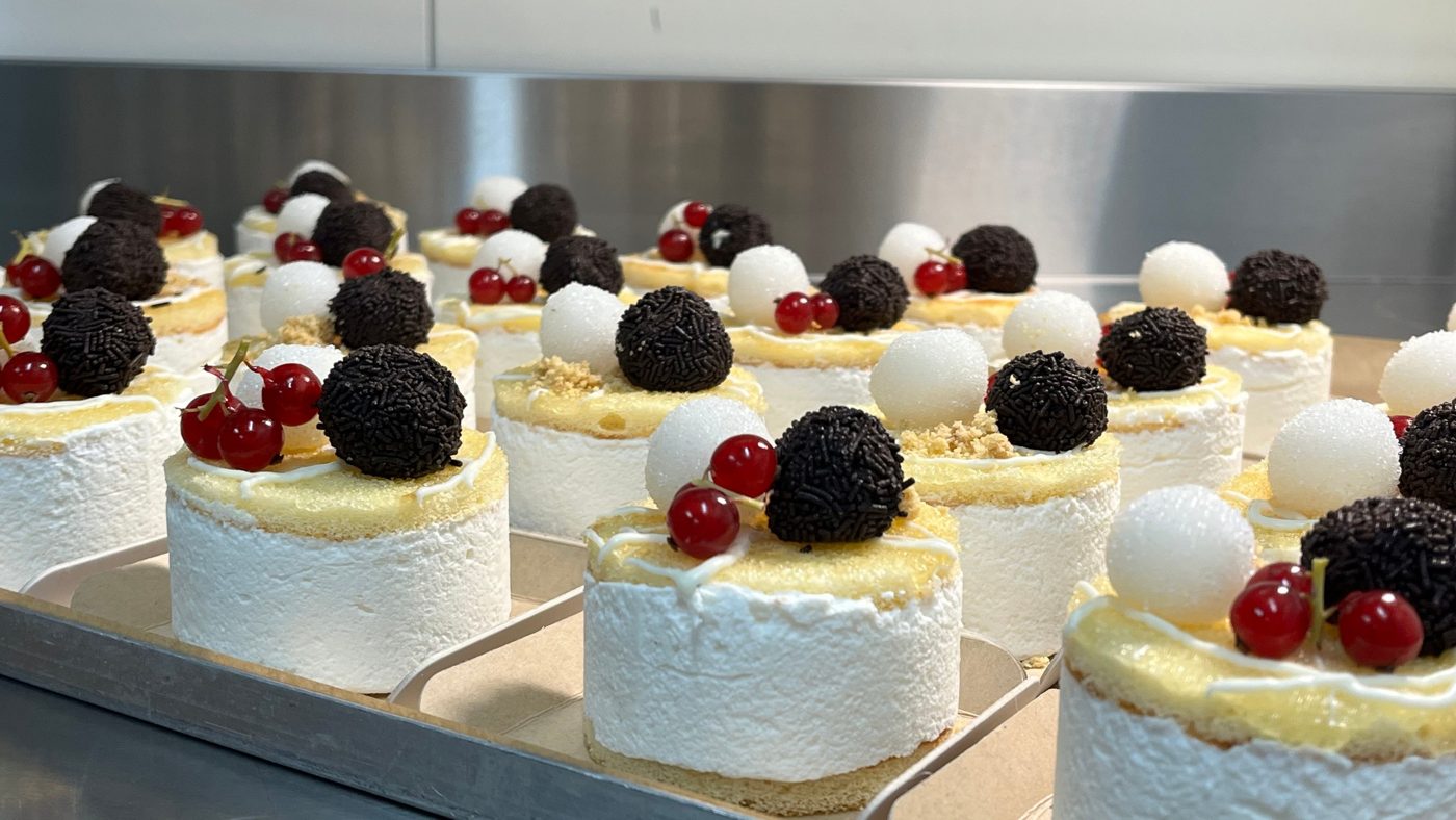 Postres individuals en safates