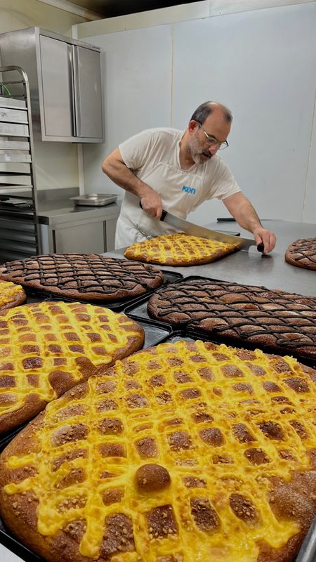 El pastisser treballant al forn